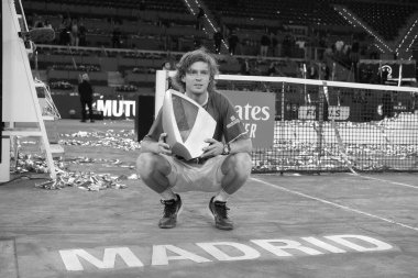Andrey Rublev Mutua Madrid Açık 'ta Mutua Madrid Açık' ta Mutua Madrid Açık 'ta oynanan Felix Auger maçında kazandığı zaferin ardından 5 Mayıs 2024 tarihinde İspanya' nın başkenti Madrid 'de düzenlenen La Caja Magica' da poz verdi.. 