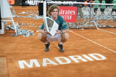 Andrey Rublev Mutua Madrid Açık 'ta Mutua Madrid Açık' ta Mutua Madrid Açık 'ta oynanan Felix Auger maçında kazandığı zaferin ardından 5 Mayıs 2024 tarihinde İspanya' nın başkenti Madrid 'de düzenlenen La Caja Magica' da poz verdi.. 