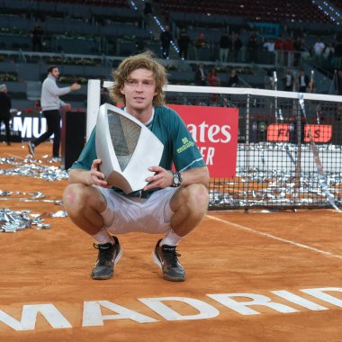 Andrey Rublev Mutua Madrid Açık 'ta Mutua Madrid Açık' ta Mutua Madrid Açık 'ta oynanan Felix Auger maçında kazandığı zaferin ardından 5 Mayıs 2024 tarihinde İspanya' nın başkenti Madrid 'de düzenlenen La Caja Magica' da poz verdi.. 