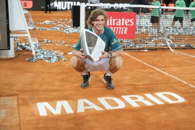 Andrey Rublev Mutua Madrid Açık 'ta Mutua Madrid Açık' ta Mutua Madrid Açık 'ta oynanan Felix Auger maçında kazandığı zaferin ardından 5 Mayıs 2024 tarihinde İspanya' nın başkenti Madrid 'de düzenlenen La Caja Magica' da poz verdi.. 