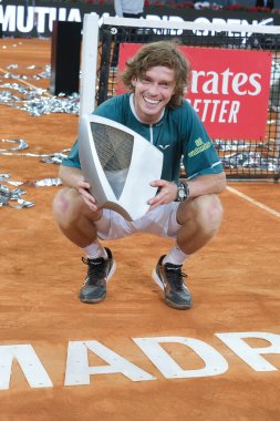 Andrey Rublev Mutua Madrid Açık 'ta Mutua Madrid Açık' ta Mutua Madrid Açık 'ta oynanan Felix Auger maçında kazandığı zaferin ardından 5 Mayıs 2024 tarihinde İspanya' nın başkenti Madrid 'de düzenlenen La Caja Magica' da poz verdi.. 