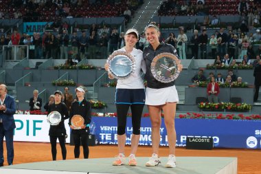 Sara Sorribes ve Cristina Bucsa Mutua Madrid Açık 'ta oynanan bayanlar çiftler finalinde 5 Mayıs 2024 tarihinde Madrid, İspanya' da Barbora Krejcikova ve Laura Siegemund 'a karşı oynadılar..