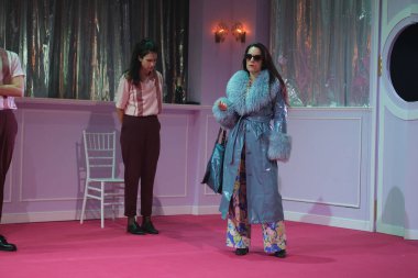 Madrid 'deki Teatros del Canal' da EXLMITE firmasının FICCIONES sunumu sırasında oyuncular sahne aldı. 7 Mayıs 2024 İspanya