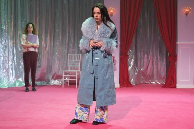 Madrid 'deki Teatros del Canal' da EXLMITE firmasının FICCIONES sunumu sırasında oyuncular sahne aldı. 7 Mayıs 2024 İspanya