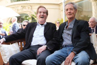 9 Mayıs 2024 'te Madrid' deki SGAE karargahında SGAE Onur Madalyası 'nın verilmesi sırasında Dinamico, Manuel de la Calva ve Ramon Arcusa' nın üyeleri.