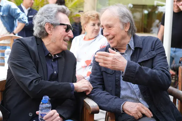 Miguel Rios ve Joan Manuel Serrat, SGAE Şeref Madalyası 'nı Madrid' deki SGAE genel merkezinde, 9 Mayıs 2024 'te İspanya' nın başkenti Madrid 'de bulunan Duo Dinamico' ya verdiler..