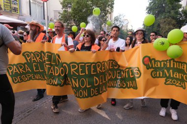 Göstericiler, 11 Mayıs 2024 tarihinde Madrid 'de marihuananın suç olmaktan çıkarılmasını talep eden Küresel Marihuana yürüyüşüne katıldılar.