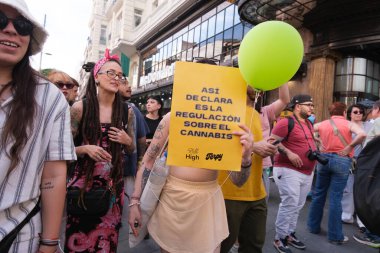 Göstericiler, 11 Mayıs 2024 tarihinde Madrid 'de marihuananın suç olmaktan çıkarılmasını talep eden Küresel Marihuana yürüyüşüne katıldılar.