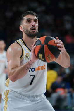Real Madrid 'den Facundo Campazzo oyuncusu Real Madrid ve Baskonia - Liga Endesa arasında oynanan karşılaşmada 12 Mayıs 2024 tarihinde İspanya' nın başkenti Madrid 'de WiZink Center' da oynandı.