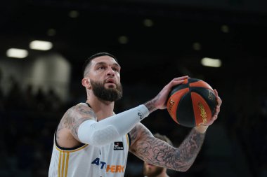 Real Madrid ve Baskonia - Liga Endesa arasında oynanan maçta Vincent Poirier, 12 Mayıs 2024 tarihinde Madrid, İspanya 'da WiZink Center' da oynamaktadır.