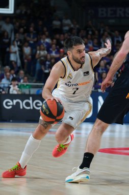 Real Madrid 'den Facundo Campazzo oyuncusu Real Madrid ve Baskonia - Liga Endesa arasında oynanan karşılaşmada 12 Mayıs 2024 tarihinde İspanya' nın başkenti Madrid 'de WiZink Center' da oynandı.