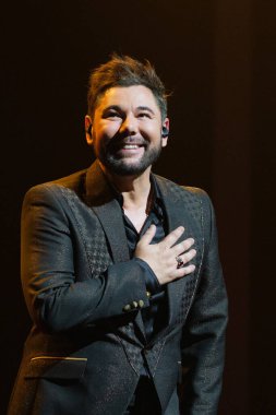 Şarkıcı Miguel Poveda, 13 Mayıs 2024 'te Madrid' deki Lope de Vega tiyatrosunda bir konser verdi..