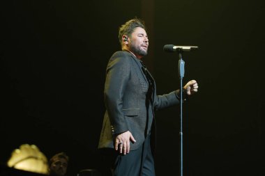Şarkıcı Miguel Poveda, 13 Mayıs 2024 'te Madrid' deki Lope de Vega tiyatrosunda bir konser verdi..
