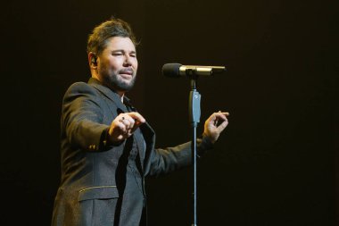 Şarkıcı Miguel Poveda, 13 Mayıs 2024 'te Madrid' deki Lope de Vega tiyatrosunda bir konser verdi..