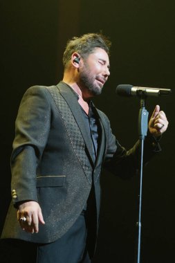 Şarkıcı Miguel Poveda, 13 Mayıs 2024 'te Madrid' deki Lope de Vega tiyatrosunda bir konser verdi..