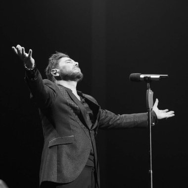 Şarkıcı Miguel Poveda, 13 Mayıs 2024 'te Madrid' deki Lope de Vega tiyatrosunda bir konser verdi..
