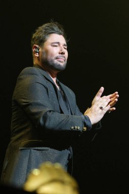 Şarkıcı Miguel Poveda, 13 Mayıs 2024 'te Madrid' deki Lope de Vega tiyatrosunda bir konser verdi..