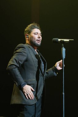 Şarkıcı Miguel Poveda, 13 Mayıs 2024 'te Madrid' deki Lope de Vega tiyatrosunda bir konser verdi..