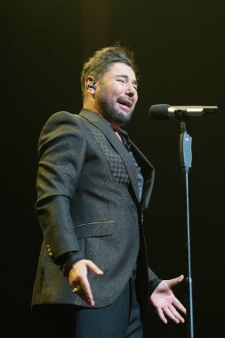 Şarkıcı Miguel Poveda, 13 Mayıs 2024 'te Madrid' deki Lope de Vega tiyatrosunda bir konser verdi..