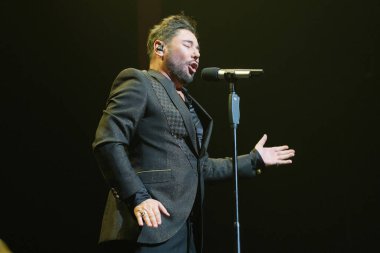 Şarkıcı Miguel Poveda, 13 Mayıs 2024 'te Madrid' deki Lope de Vega tiyatrosunda bir konser verdi..