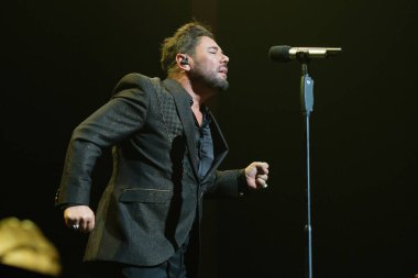 Şarkıcı Miguel Poveda, 13 Mayıs 2024 'te Madrid' deki Lope de Vega tiyatrosunda bir konser verdi..