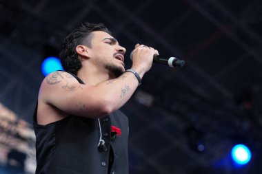 Gonzalo Hermida, Madrid Plaza Belediye Başkanı San Isidro 'daki Vive Dial konserinde sahne almaktadır. 14 Mayıs 2024 İspanya