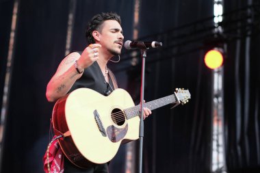 Gonzalo Hermida, Madrid Plaza Belediye Başkanı San Isidro 'daki Vive Dial konserinde sahne almaktadır. 14 Mayıs 2024 İspanya