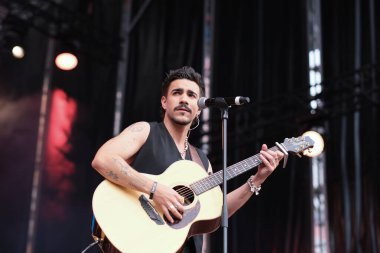 Gonzalo Hermida, Madrid Plaza Belediye Başkanı San Isidro 'daki Vive Dial konserinde sahne almaktadır. 14 Mayıs 2024 İspanya