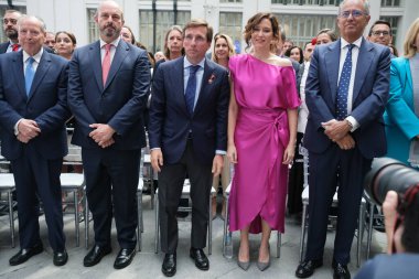 Sabel Diaz Ayuso ve Jos Luis Martnez-Almeida Madrid Şehir Meclisi San Isidro 'nun 15 Mayıs 2024' te İspanya Kristal Sarayı 'ndaki Fahri Dipnotlar ödüllerine katıldılar.