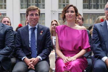 Sabel Diaz Ayuso ve Jos Luis Martnez-Almeida Madrid Şehir Meclisi San Isidro 'nun 15 Mayıs 2024' te İspanya Kristal Sarayı 'ndaki Fahri Dipnotlar ödüllerine katıldılar.