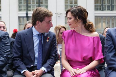 Sabel Diaz Ayuso ve Jos Luis Martnez-Almeida Madrid Şehir Meclisi San Isidro 'nun 15 Mayıs 2024' te İspanya Kristal Sarayı 'ndaki Fahri Dipnotlar ödüllerine katıldılar.