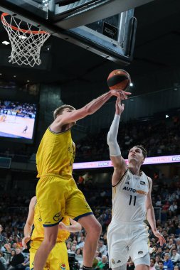 Real Madrid 'den Mario Hezonja, Real Madrid ile Gran Canaria arasında oynanan Liga Endesa ACB çeyrek final maçında 15 Mayıs 2024 tarihinde İspanya' nın başkenti Madrid 'de oynanan WiZink Center' da oynanmıştır.