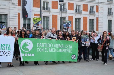 Boğa güreşi ve hayvan istismarına karşı 16 Mayıs 2024 'te Madrid Puerta del Sol' da boğa güreşinin kaldırılmasını talep eden gösteri, İspanya