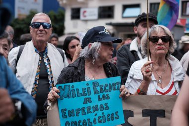 Milei 'nin İspanya' daki Plaza de Callao 'ya 17 Mayıs 2024' te Madrid, İspanya 'da gerçekleştirdiği bir gösteride çok sayıda insan protesto etti..