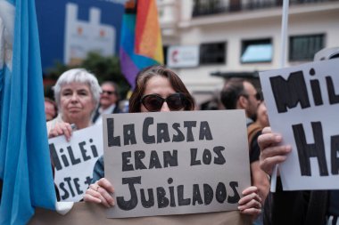 Milei 'nin İspanya' daki Plaza de Callao 'ya 17 Mayıs 2024' te Madrid, İspanya 'da gerçekleştirdiği bir gösteride çok sayıda insan protesto etti..