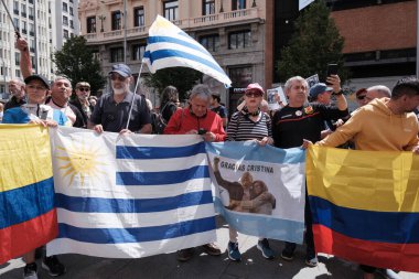 Milei 'nin İspanya' daki Plaza de Callao 'ya 17 Mayıs 2024' te Madrid, İspanya 'da gerçekleştirdiği bir gösteride çok sayıda insan protesto etti..