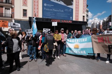 Milei 'nin İspanya' daki Plaza de Callao 'ya 17 Mayıs 2024' te Madrid, İspanya 'da gerçekleştirdiği bir gösteride çok sayıda insan protesto etti..