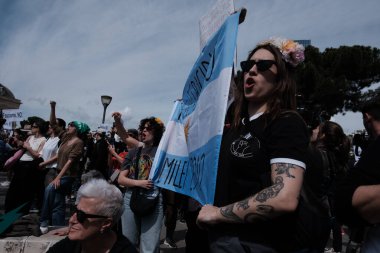 Milei 'nin İspanya' ya 19 Mayıs 2024 'te Madrid, İspanya' da gerçekleştirdiği ziyareti protesto eden çok sayıda kişi var..