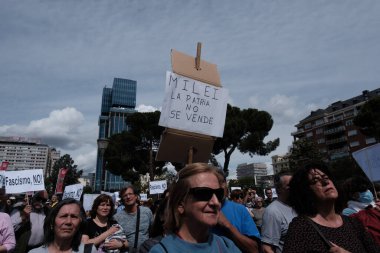 Milei 'nin İspanya' ya 19 Mayıs 2024 'te Madrid, İspanya' da gerçekleştirdiği ziyareti protesto eden çok sayıda kişi var..