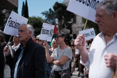 Milei 'nin İspanya' ya 19 Mayıs 2024 'te Madrid, İspanya' da gerçekleştirdiği ziyareti protesto eden çok sayıda kişi var..