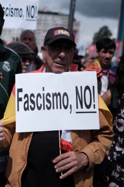 Milei 'nin İspanya' ya 19 Mayıs 2024 'te Madrid, İspanya' da gerçekleştirdiği ziyareti protesto eden çok sayıda kişi var..