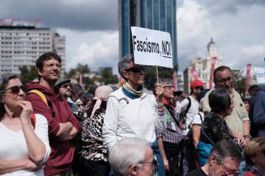 Milei 'nin İspanya' ya 19 Mayıs 2024 'te Madrid, İspanya' da gerçekleştirdiği ziyareti protesto eden çok sayıda kişi var..