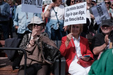 Milei 'nin İspanya' ya 19 Mayıs 2024 'te Madrid, İspanya' da gerçekleştirdiği ziyareti protesto eden çok sayıda kişi var..