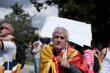 Milei 'nin İspanya' ya 19 Mayıs 2024 'te Madrid, İspanya' da gerçekleştirdiği ziyareti protesto eden çok sayıda kişi var..