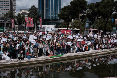 Milei 'nin İspanya' ya 19 Mayıs 2024 'te Madrid, İspanya' da gerçekleştirdiği ziyareti protesto eden çok sayıda kişi var..