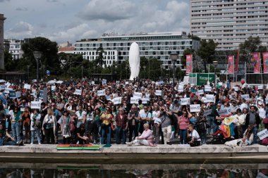 Milei 'nin İspanya' ya 19 Mayıs 2024 'te Madrid, İspanya' da gerçekleştirdiği ziyareti protesto eden çok sayıda kişi var..