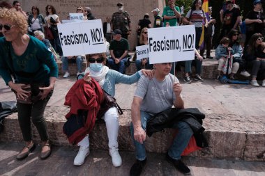 Milei 'nin İspanya' ya 19 Mayıs 2024 'te Madrid, İspanya' da gerçekleştirdiği ziyareti protesto eden çok sayıda kişi var..