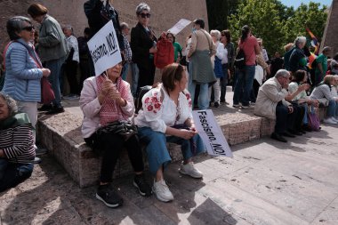 Milei 'nin İspanya' ya 19 Mayıs 2024 'te Madrid, İspanya' da gerçekleştirdiği ziyareti protesto eden çok sayıda kişi var..
