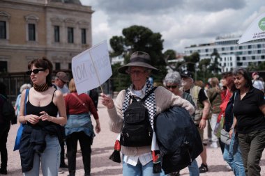 Milei 'nin İspanya' ya 19 Mayıs 2024 'te Madrid, İspanya' da gerçekleştirdiği ziyareti protesto eden çok sayıda kişi var..