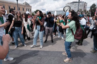 Milei 'nin İspanya' ya 19 Mayıs 2024 'te Madrid, İspanya' da gerçekleştirdiği ziyareti protesto eden çok sayıda kişi var..